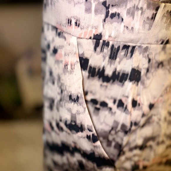 🎨 BCBG Generation Strapless Abstract Mini Dress – Size 8 – Elegant Structure - Picture 4 of 5